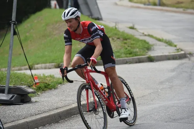 Theuns namens Trek trots op zeges Mollema en regenboogtrui Pedersen