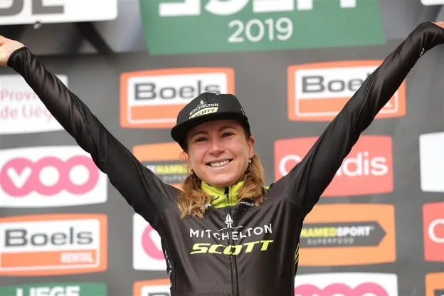 Van Vleuten tegen het asfalt in Boels Ladies Tour: 'Ik heb pijn aan mijn pols'