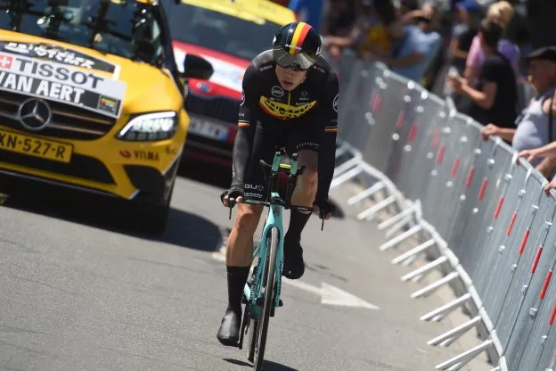 Sarah 'bluste zichzelf op' na val Van Aert: 'Mijn broek gleed van mijn kont'
