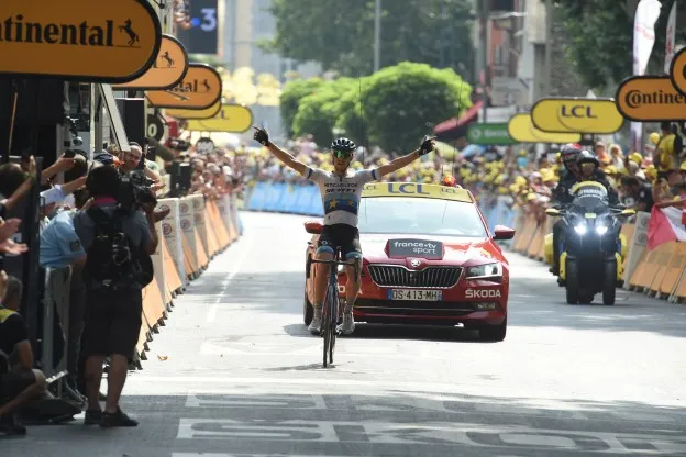 Trentin is de sterkste in de sprint vanuit vluchtersgroep in Trofeo Matteotti