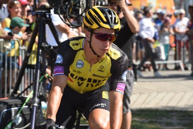 Groenewegen sprint Van der Poel eruit en wint op lastige finish Tour of Britain