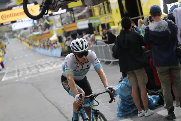 Lutsenko troeft Barguil af in zenuwslopende Arctic Race, Hoelgaard pakt rit