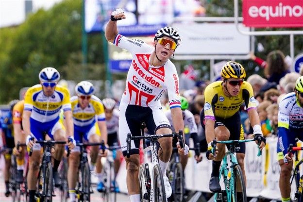 Van der Poel wint fenomenaal op slotmuur en pakt leiderstrui in Tour of Britain