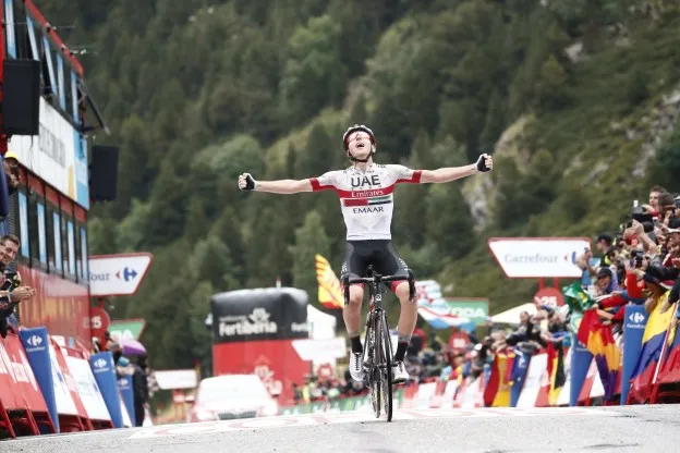 Pogacar verbaast weer met ritzege in Vuelta; Quintana pakt tijd en leiderstrui