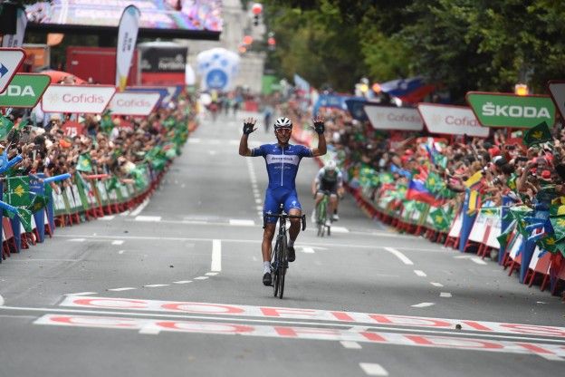 Machtige Gilbert slaat zijn slag in knallende Vuelta-rit; Roglic nauwelijks getest