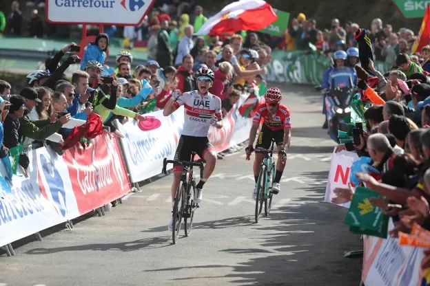 Ochtendkranten over Sloveense putsch: 'Roglic zet tijdrit-overmacht door in bergen'