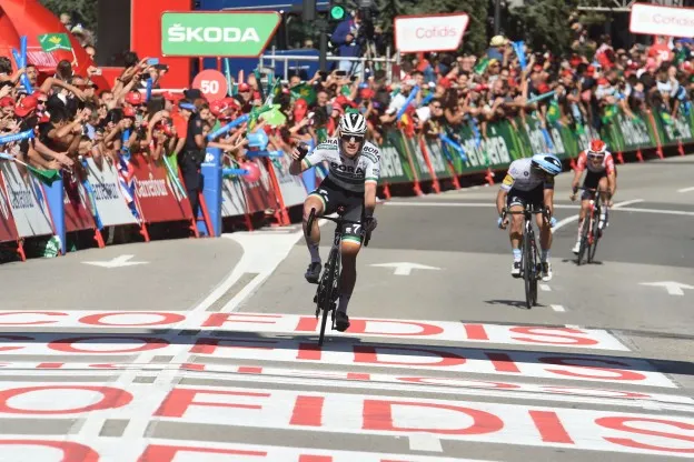 Bennett remonteert Van der Sande in oplopend slot en rijdt simpel naar ritwinst