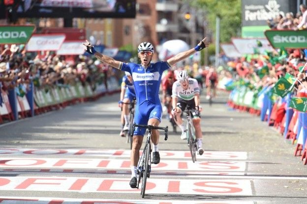 Gilbert overwint in schitterend waaierspektakel, Kelderman pakt minuten terug