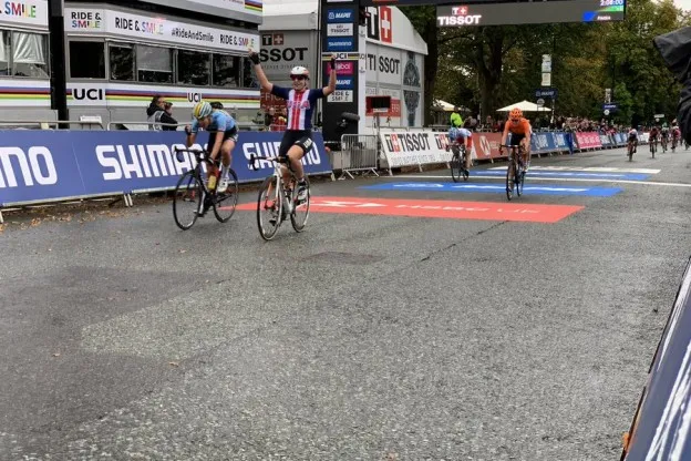 Jastrab pakt derde goud voor Amerika in juniorenkoers dames, Nooijen derde