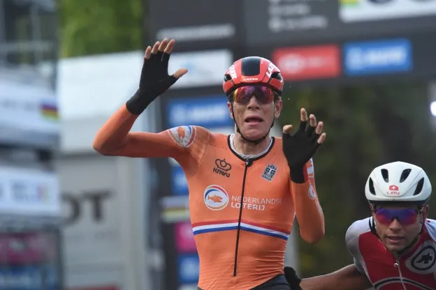 Motard die plakbidon-beelden Eekhoff filmde, steunt renner: 'Proficiat, champ'