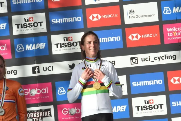 Van Vleuten sluit Mitchelton-tijd af met pizza en champagne: 'Bedankt dames!'