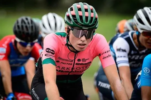 Vollering verslaat Longo Borghini en wint Giro dell'Emilia met een mooie sprint