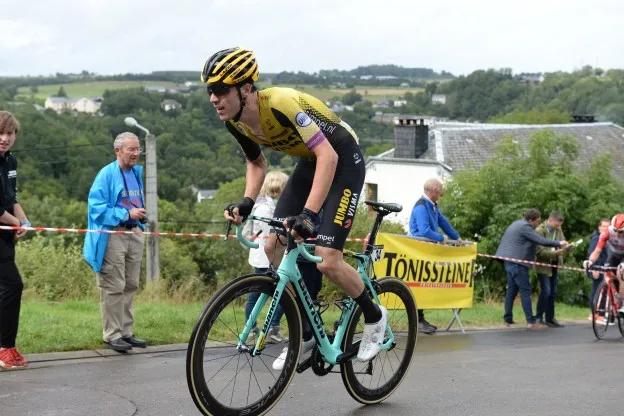 Roosen rijdt eerste koers in kampioenstrui: 'Geniet elke ochtend van driekleur'