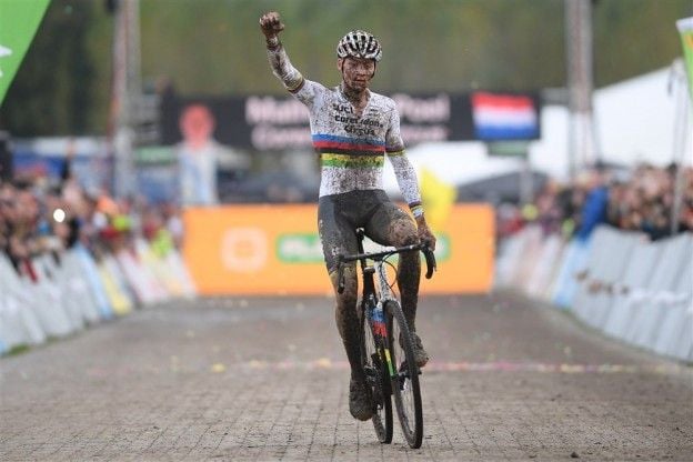 Van der Poel zegeviert in Flandriencross Hamme na imponerende onemanshow