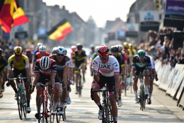 Kristoff sprint naar winst in tumultueuze openingsrit Tour de France, Bol derde