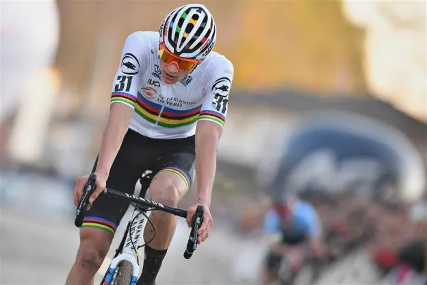 Van der Poel is niet te stuiten en rijdt met lange solo naar zege in Niel