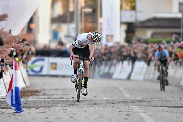 Van der Poel opent zijn jaar met oppermachtige solozege in GP Sven Nys