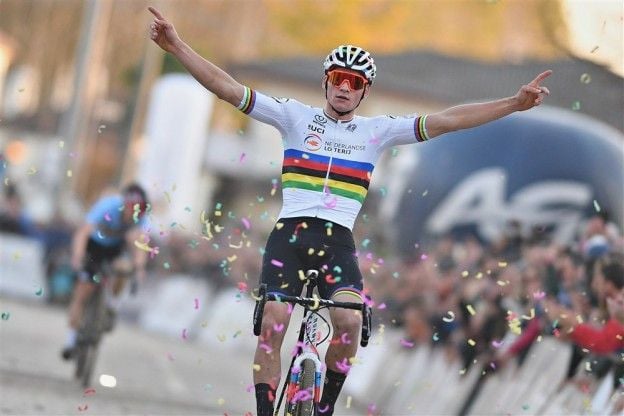 Van der Poel begint achterin en haalt in één ronde iedereen bij, fenomenale zege