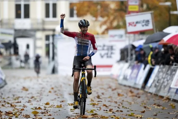 Lucinda Brand wint gloednieuwe cross in Kortrijk, wederom Nederlands podium