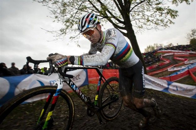 Van der Poel daagt zichzelf succesvol uit met weergaloze inhaalrace; Van Aert vijfde