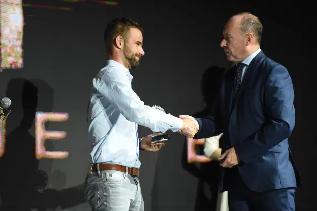 Campenaerts geeft vijftig euro aan wielrenner die aan het milieu denkt