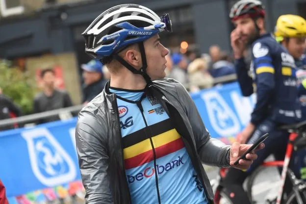 Belgen trots op zilver Van Aert, Evenepoel baalt van vroege aanval: 'Had goede mannen mee'