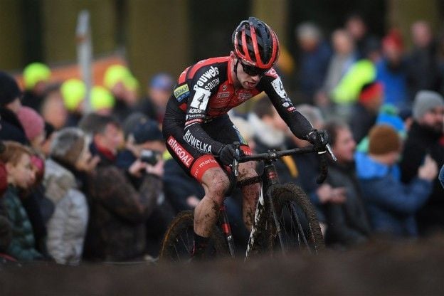 Als Van der Poel van huis is, dansen de Belgen op tafel in Maldegem-cross