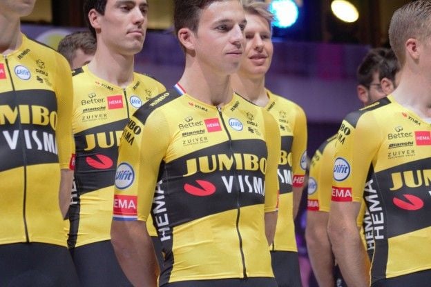 Dumoulin gaat voor koersritme; sprintstrijd Groenewegen en Jakobsen