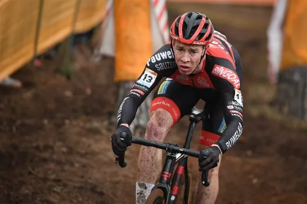 Sweeck rondt fantastisch ploegenspel af op BK; Van Aert komt tekort