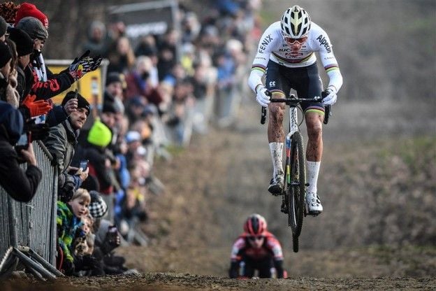 Van der Poel kijkt kat uit de boom, poeft  weg en wint veldrit Gullegem