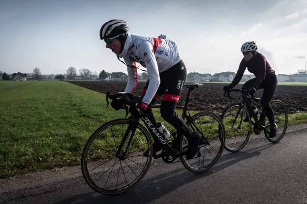 Interview | Pogacar over zijn aanval met Roglic, bescheiden ambities en UAE