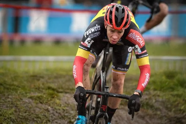 Sweeck wint solo in Middelkerke en pakt zo ook Superprestige-klassement