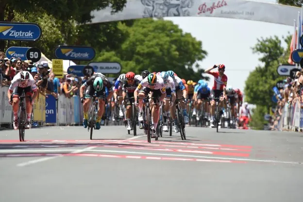 Bennett opent wielerseizoen met zege in ouverture Tour Down Under