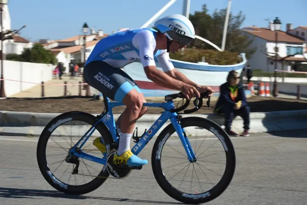 Barbier wint door val ontsierde rit San Juan; Evenepoel tegen de grond