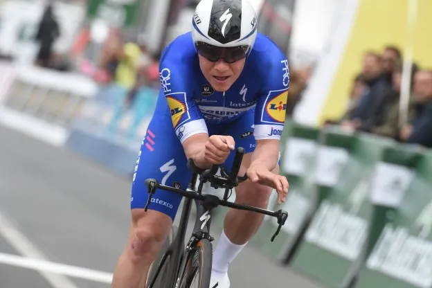 Monsterlijke Evenepoel klopt Dennis in tijdrit, wint ook het klassement