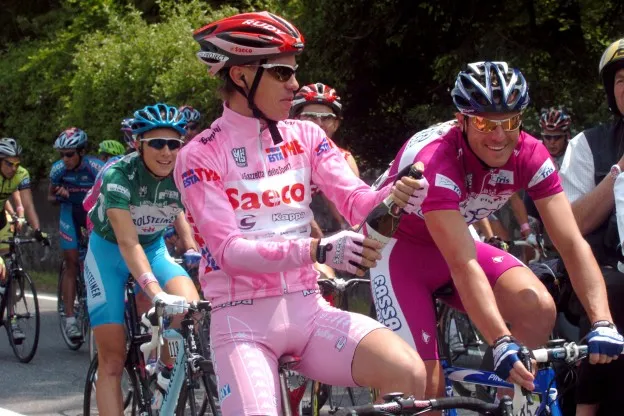 Cunego waarschuwt Bernal: 'Leven van een jonge grote ronde-winnaar is moeilijk'