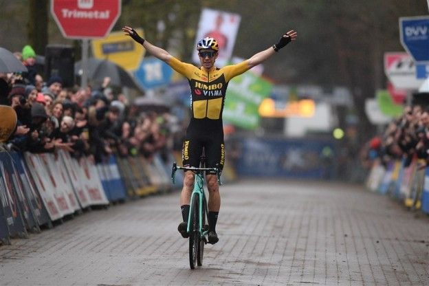 Van Aert is ruim te sterk voor concurrentie en wint zijn thuiscross