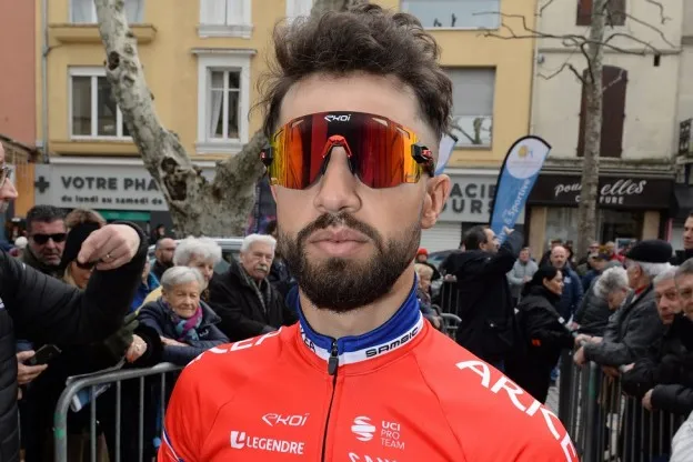 Bouhanni raadt Stewart aan te stoppen met sprinten: 'Is geen troetelbeertjes-wereld'
