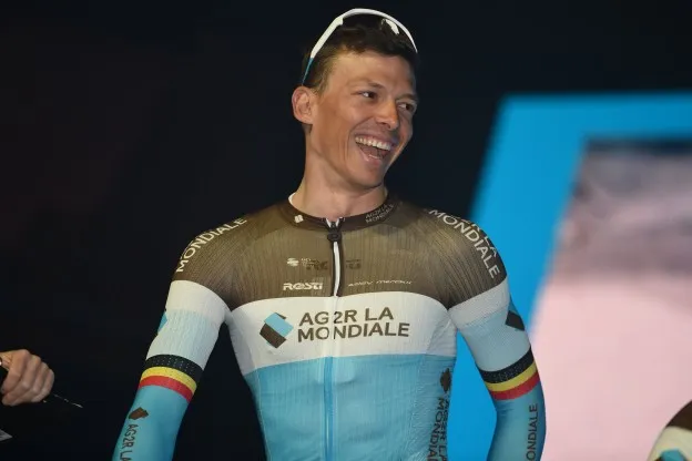 Peloton kijkt met open mond naar prestatie Van der Poel in BinckBank Tour