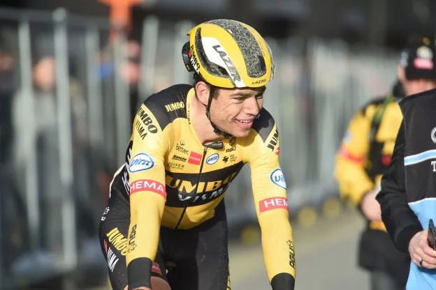Van Aert waarschuwt klassiekerspecialisten: 'Modderbad in Roubaix wel tricky'