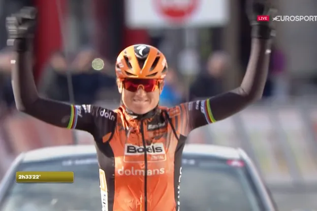 Van den Broek-Blaak viert Boels-feestje met mega-solo in Le Samyn
