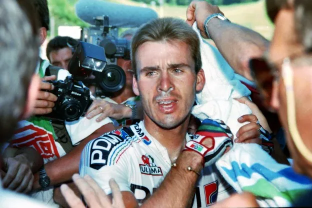 IDL Kijktip | Mysterieuze ziekte in de Tour: De 'bedorven kip' van PDM in 1991