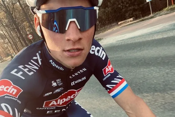 Gespot op Strava: Van der Poel haalt account uit het stof en geeft direct gas