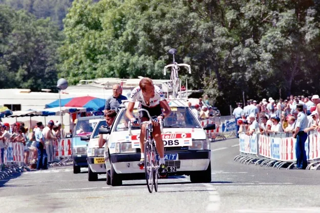 Jakobs veegt de vloer aan met virtuele koersen: 'Dat is surrogaat fietsen'