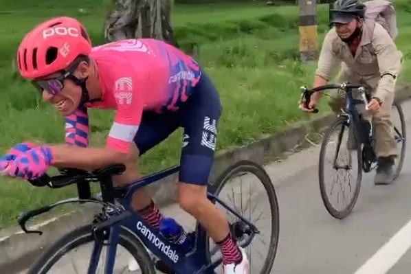 Uran toont groot hart en schenkt outfit en fiets aan boer die hij niet kon lossen