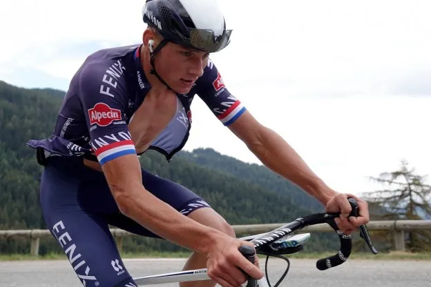 Van der Poel klimt en verpulvert KOM van Barguil in de Alpen