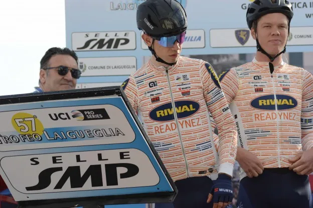 Renners Riwal zien af van salaris om wedstrijdprogramma te financieren