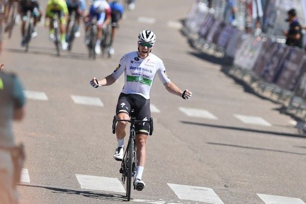 Bennett sprint naar zege na zinderend slot in Ronde van Wallonië