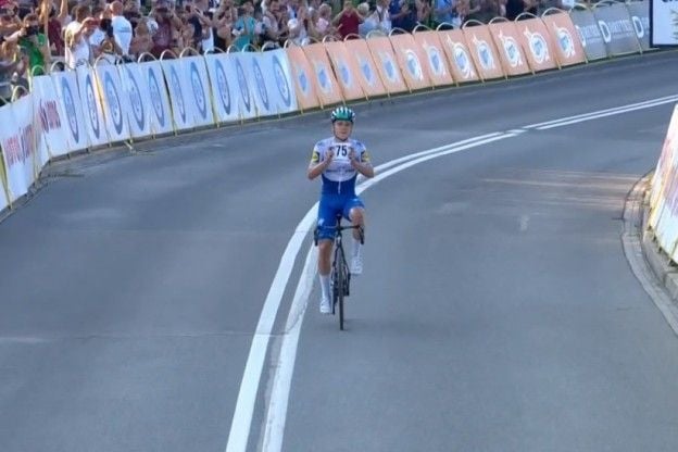 Magistrale Evenepoel rijdt concurrenten op een hoop in bergrit in Polen