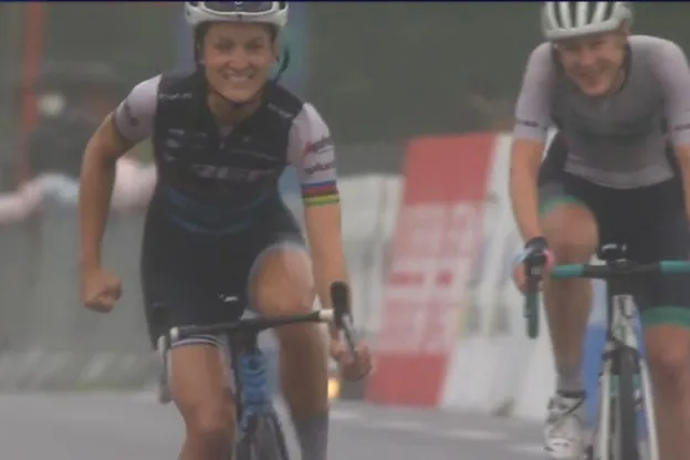 Deignan pakt zege in regenachtige GP Plouay, ondanks werk van Van Vleuten